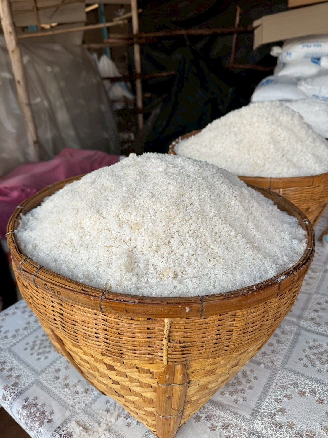 title - ส.ป.ก. จันทบุรี ร่วมลงพื้นที่ติดตาม นายกฤษ อุตตมะเวทิน รองปลัดกระทรวงเกษตรและสหกรณ์ และคณะ ในการติดตามคาดการณ์สถานการณ์เกลือทะเล และประชุมคณะกรรมการพัฒนาเกลือทะเลไทย และคณะทำงานภายใต้คณะกรรมการพัฒนาเกลือทะเลไทย 